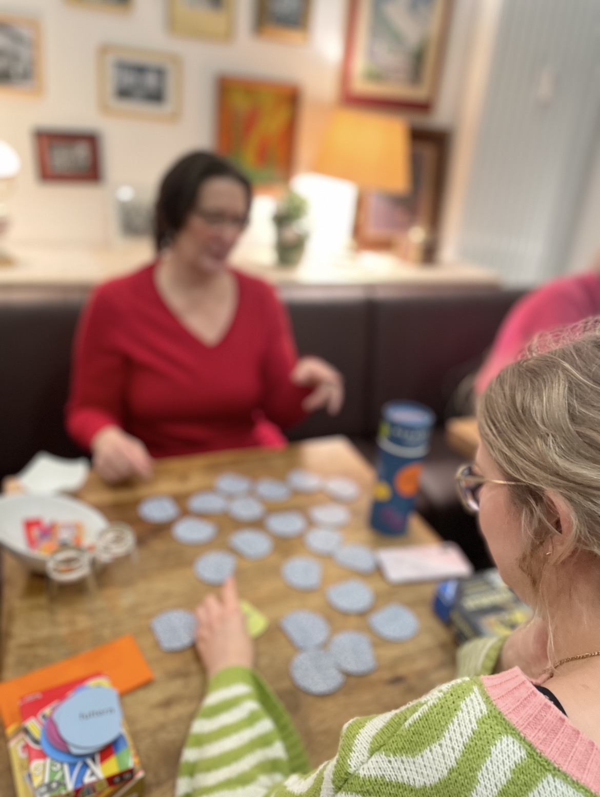 Spieleabend Frauen beim Spielen